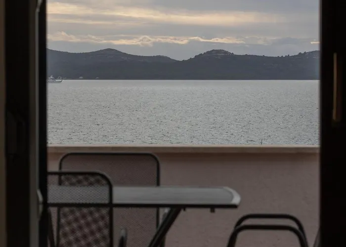 Blue Horizon By Anica Lejlighed